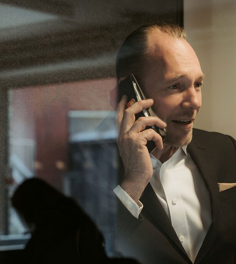 En interim HR-konsult från Corplus, verksam i Stockholm och Malmö, pratar leende i mobiltelefon i en kontorsmiljö.